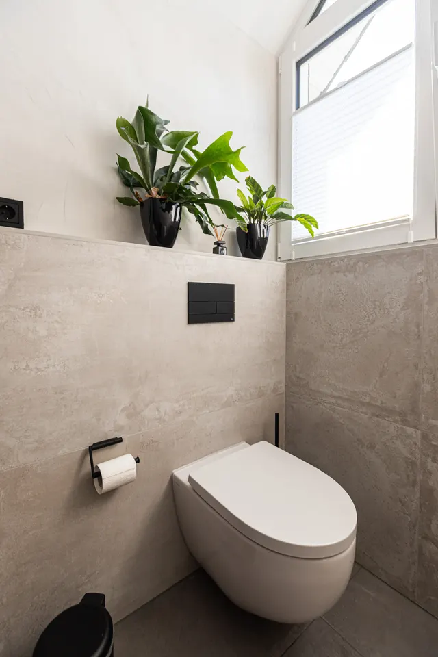 Bad mit verputzter Wand über dem Fliesenspiegel, Wand-WC und Fenster