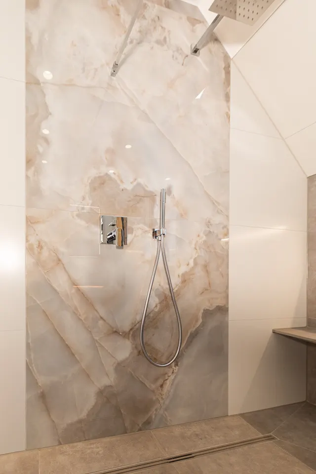 Dusche mit Großformatfliesen in Marmoroptik nach einer Badsanierung durch Linnemeier