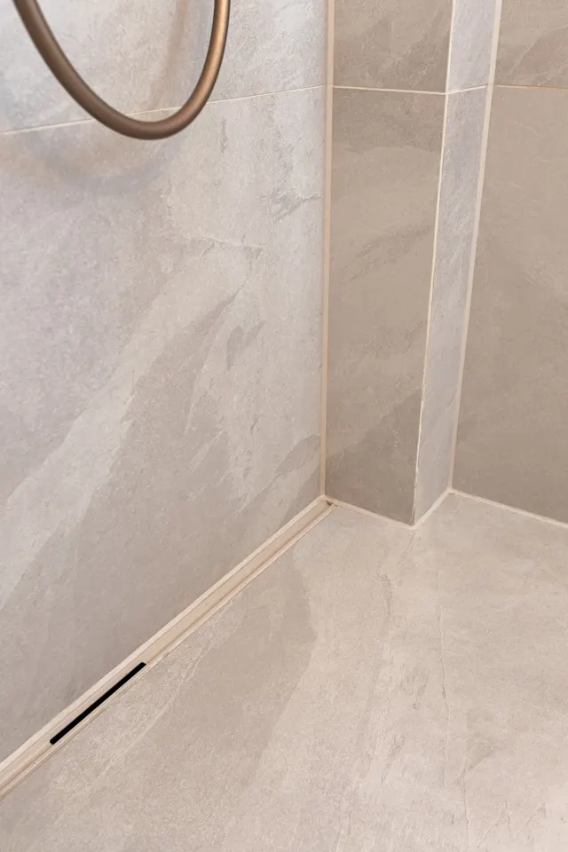 Duschrinne und Silikonfugen in einer Walk-in-Dusche im Detail