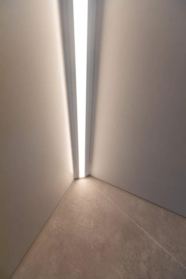 Schmale Lichtleiste am Boden als Orientierungslicht in der Nacht