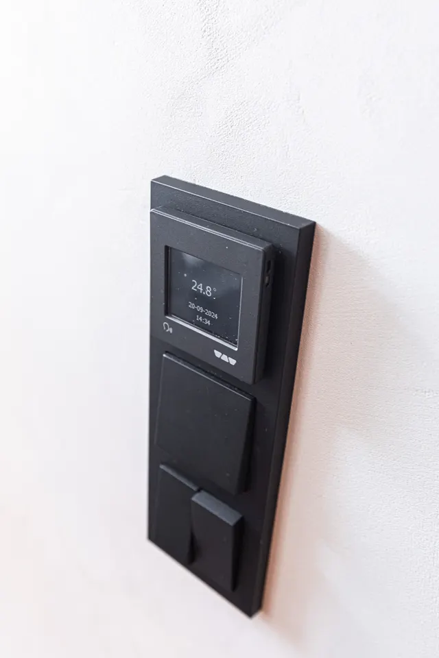 Mineralisch verputzte Wand mit Thermostat der Fußbodenheizung in einem Bad von Linnemeier