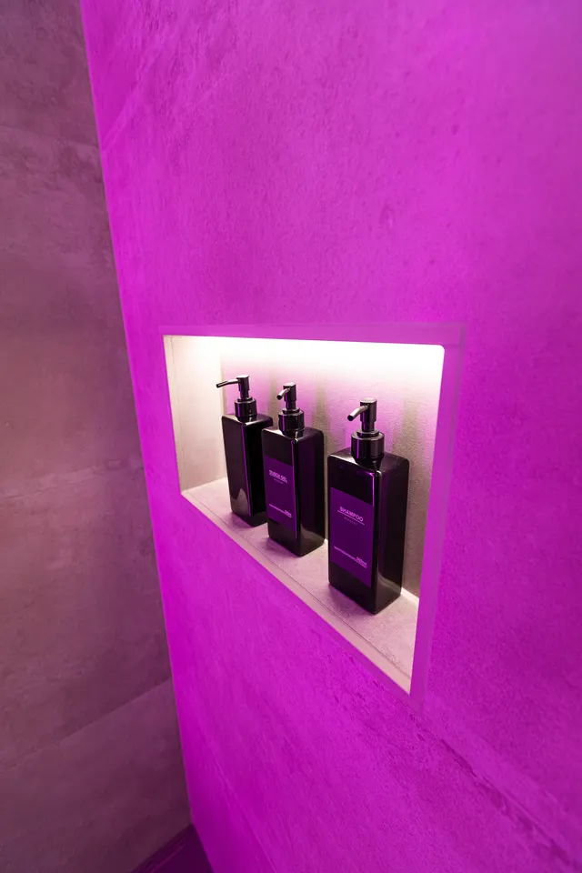 Duschnische mit farbigem LED-Licht am Abend